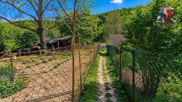 Zahrada v Brně, kde byt končí a víkend začíná. Zahrada 415 m2 v Brně v Bystrci. — fotografie 2