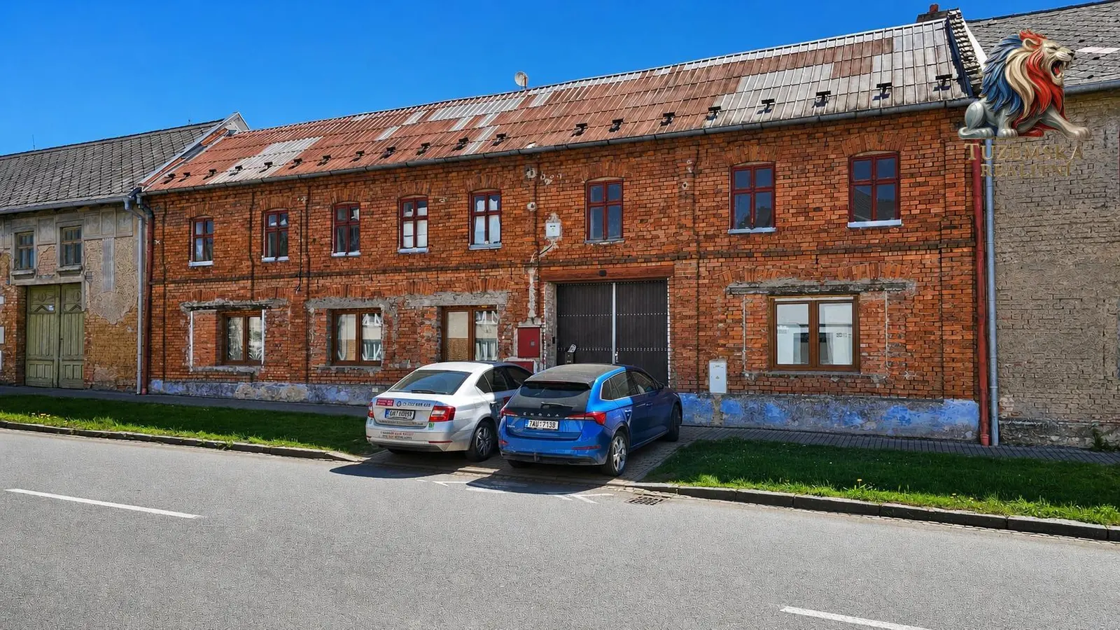 Usedlost v Ústíně: bydlení, dvůr, dílny a prostor pro práci pod jednou střechou.