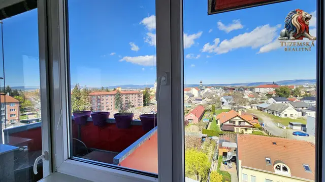 Pronájem pěkného velkého bytu 1+kk s balkónem a parádním výhledem. — fotografie 3