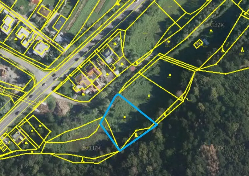 Rovinatý pozemek 1944 m2 téměř čtvercového tvaru v Lažanech u kluziště jen 13 min od Brna.