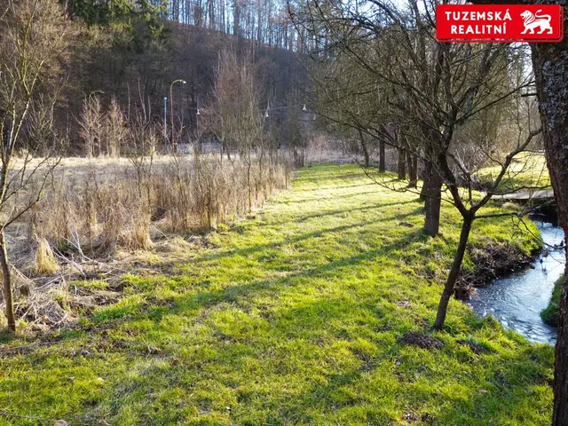 Rovinatý pozemek 1944 m2 téměř čtvercového tvaru v Lažanech u kluziště jen 13 min od Brna. — fotografie 2