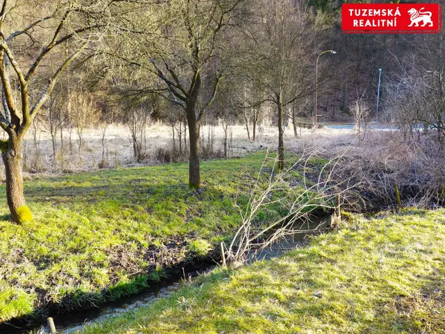 Rovinatý pozemek 1944 m2 téměř čtvercového tvaru v Lažanech u kluziště jen 13 min od Brna. — fotografie 3