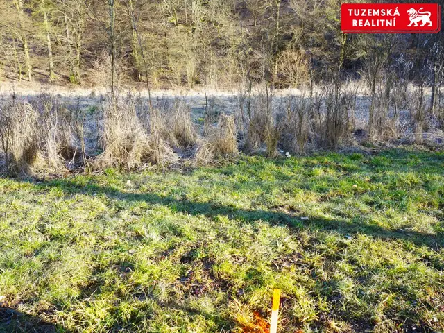 Rovinatý pozemek 1944 m2 téměř čtvercového tvaru v Lažanech u kluziště jen 13 min od Brna. — fotografie 4