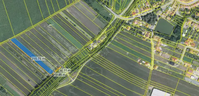 Rovinatý pozemek 4044 m2, 20m x 215m, pole či ovocný sad, přístupný ze 2 stran z obecních cest — fotografie 2