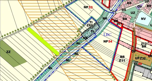Rovinatý pozemek 4044 m2, 20m x 215m, pole či ovocný sad, přístupný ze 2 stran z obecních cest — fotografie 3