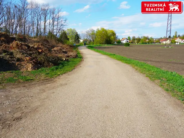 Rovinatý pozemek 4044 m2, 20m x 215m, pole či ovocný sad, přístupný ze 2 stran z obecních cest — fotografie 5