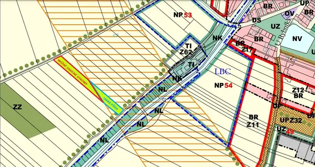 Rovinatý pozemek 4044 m2, 20m x 215m, pole či ovocný sad, přístupný ze 2 stran z obecních cest — fotografie 4