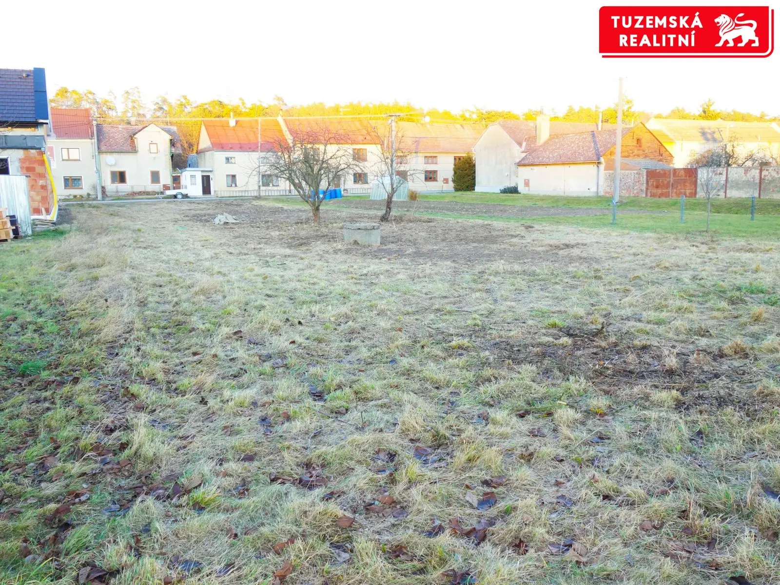 Prodej stavebního pozemku, jižně orientovaného, na rovině o ploše 953 m2.