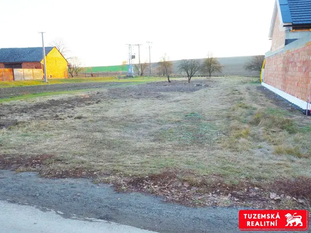 Prodej stavebního pozemku, jižně orientovaného, na rovině o ploše 953 m2. — fotografie 2