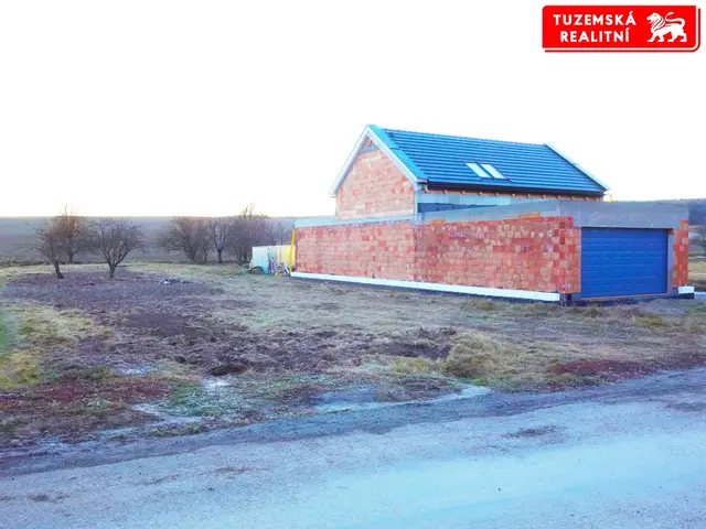 Prodej stavebního pozemku, jižně orientovaného, na rovině o ploše 953 m2. — fotografie 3