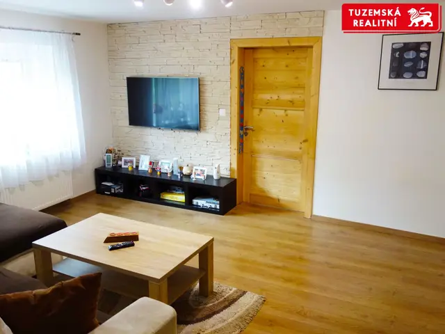 Dům 5+2 se 2 koupelnami, po kompletní rekonstrukci interiéru, s velkým průjezdem, dvorem, zahradou. — fotografie 2