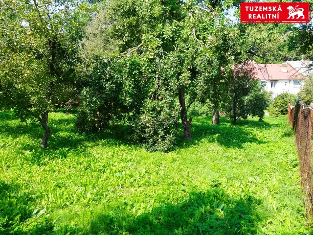 Na Neředín výjimečně velký stavební pozemek 1798m2 na rodinný dům či bytový dům. — fotografie 4
