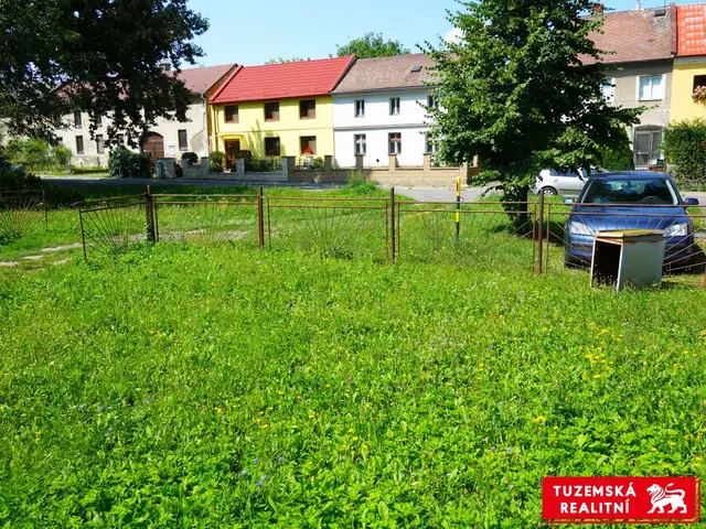 Na Neředín výjimečně velký stavební pozemek 1798m2 na rodinný dům či bytový dům. — fotografie 5