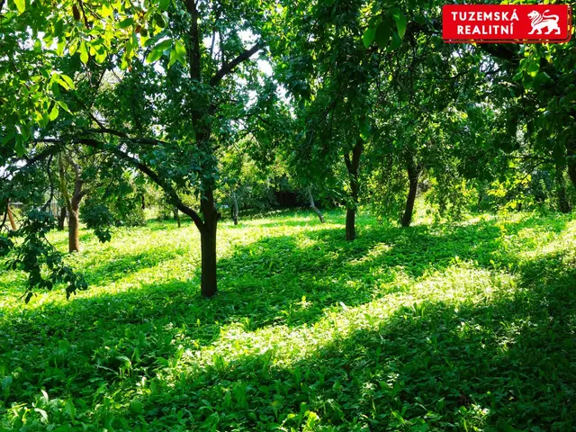Na Neředín velký stavební pozemek 1798m2 na rodinný dům či bytový dům. — fotografie 2