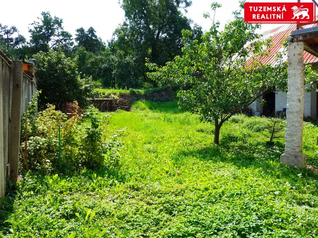 Na Neředín velký stavební pozemek 1798m2 na rodinný dům či bytový dům. — fotografie 3