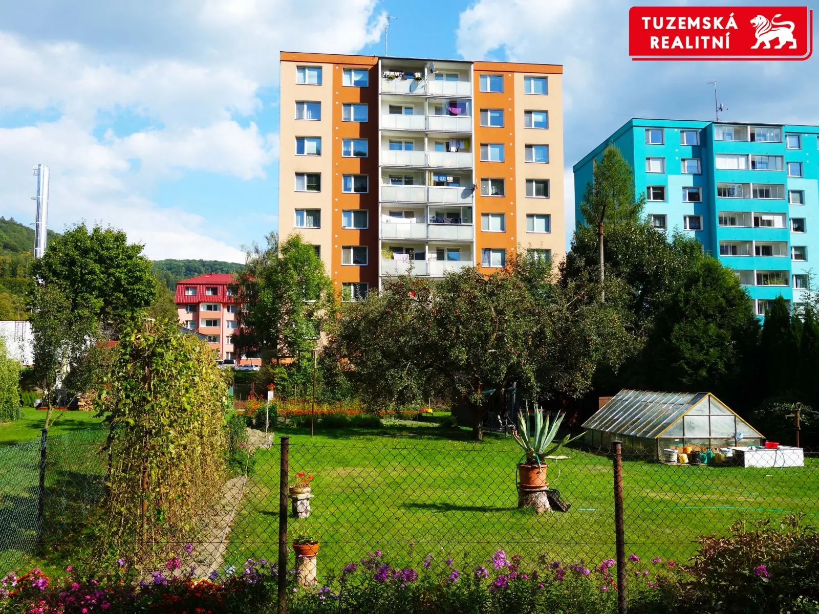 Zrekonstruovaný byt 3+1 s lodžií a výtahem, v blízkosti jsou služby i příroda.