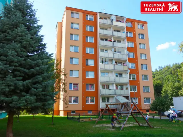 Zrekonstruovaný byt 3+1 s lodžií a výtahem, v blízkosti jsou služby i příroda. — fotografie 2