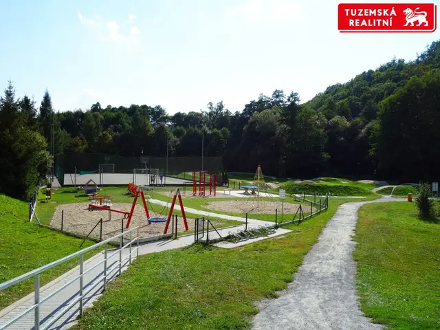 Zrekonstruovaný byt 3+1 s lodžií a výtahem, v blízkosti jsou služby i příroda. — fotografie 3