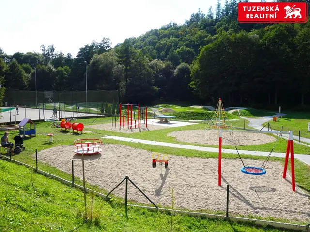 Zrekonstruovaný byt 3+1 s lodžií a výtahem, v blízkosti jsou služby i příroda. — fotografie 4