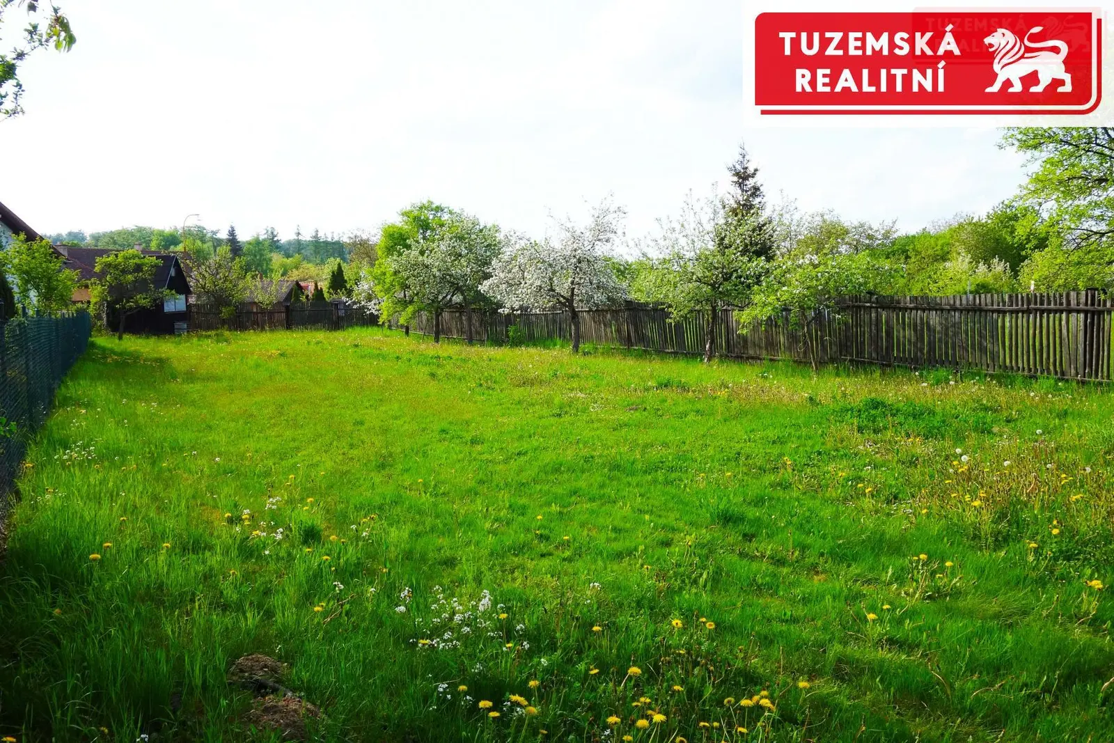 Pozemek na zahradu s ovocnými stromy, s chatkou na nářadí a možností zahradní chatky 20m2.