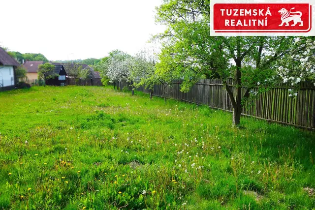 Pozemek na zahradu s ovocnými stromy, s chatkou na nářadí a možností zahradní chatky 20m2. — fotografie 2