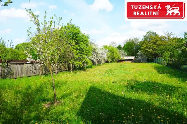 Pozemek na zahradu s ovocnými stromy, s chatkou na nářadí a možností zahradní chatky 20m2. — fotografie 4