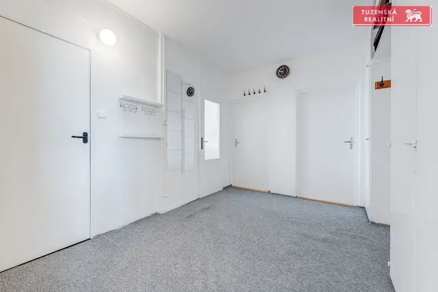 Velký byt 4+1 se zasklenou lodžií, výtahem, umístěný na skvělém místě v Blansku. — fotografie 2