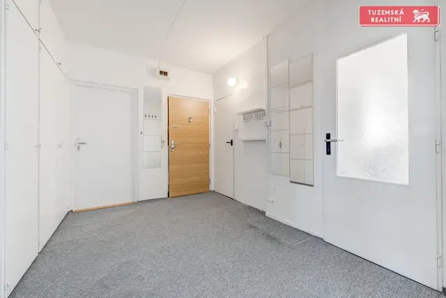 Velký byt 4+1 se zasklenou lodžií, výtahem, umístěný na skvělém místě v Blansku. — fotografie 3