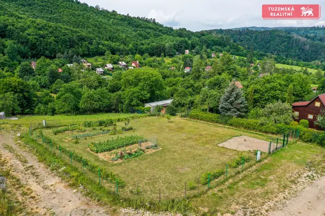 Jedinečný stavební pozemek o ploše 1002 m2 v Olomučanech u Blanska. — fotografie 2