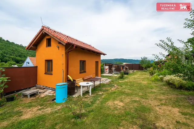 Zahrada 943 m2 s původní chatou a třemi novými stavbami v Olomučanech u Blanska. — fotografie 3