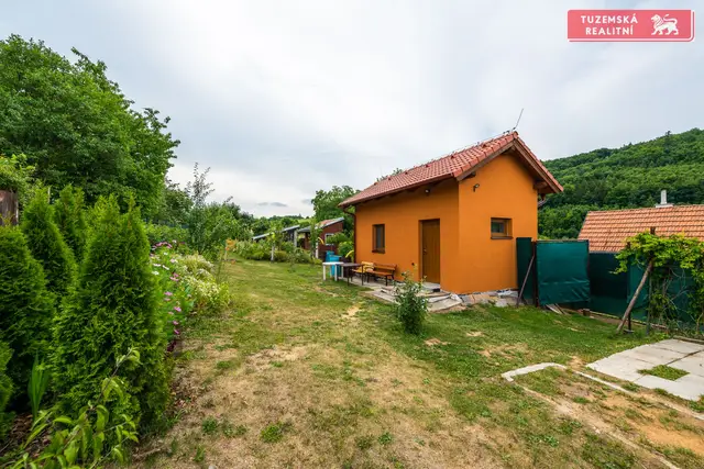 Zahrada 943 m2 s původní chatou a třemi novými stavbami v Olomučanech u Blanska. — fotografie 5