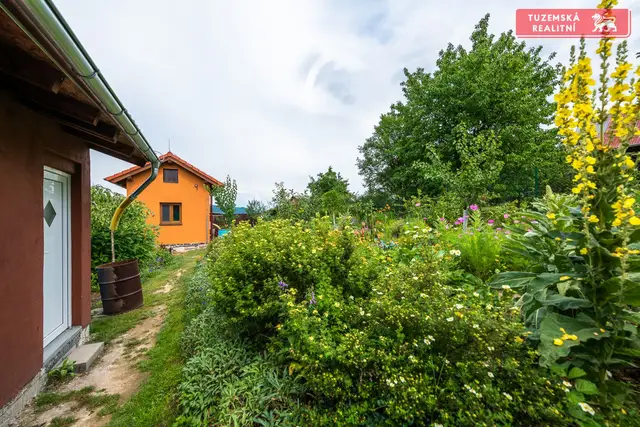 Původní chata a 3 nové stavby se zahradou 943 m2 v Olomučanech u Blanska. — fotografie 2