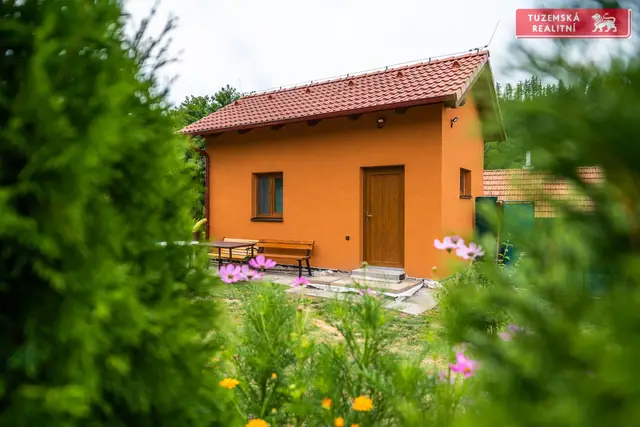 Původní chata a 3 nové stavby se zahradou 943 m2 v Olomučanech u Blanska. — fotografie 3
