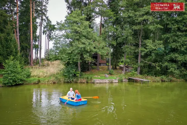 Zrekonstruovaná celoročně obyvatelná chata 4+kk hned u vody. — fotografie 3