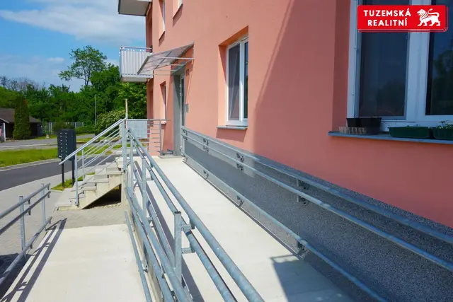 Prodej bezbariérového bytu 2+kk ideálního pro seniory či mladou rodinu s dítětem ve Velké Bystřici. — fotografie 2