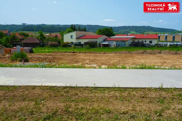 Stavební pozemek v Ráječku u Blanska - místo, kde se snoubí klid přírody a pohodlí městského života. — fotografie 2