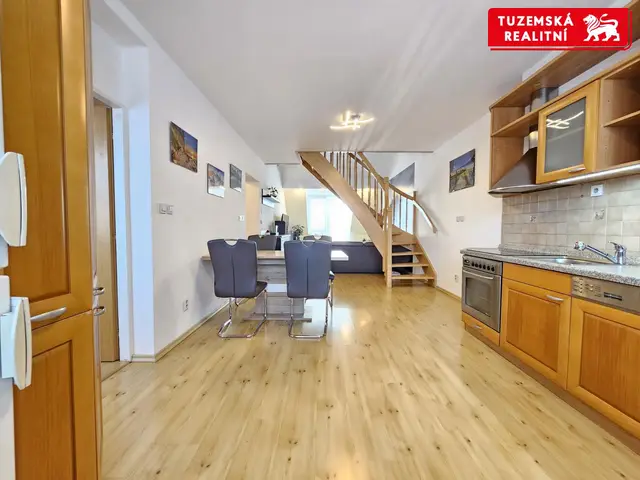Velký, pěkný, mezonetový byt 4+kk o 101m2, s balkónem a hezkým výhledem v Blansku. — fotografie 2