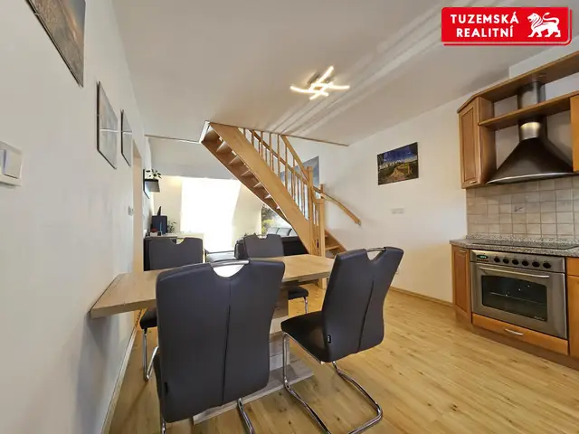 Velký, pěkný, mezonetový byt 4+kk o 101m2, s balkónem a hezkým výhledem v Blansku. — fotografie 3