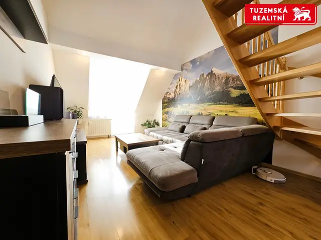 Velký, pěkný, mezonetový byt 4+kk o 101m2, s balkónem a hezkým výhledem v Blansku. — fotografie 4