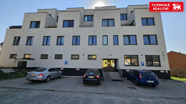 Pronájem bytu 2+kk s velkou terasou v novostavbě v Boskovicích na Růžovém náměstí. — fotografie 2