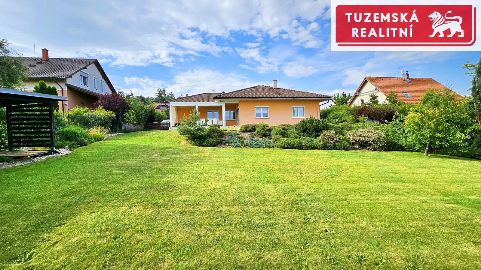 Zánovní bungalov 5+kk s garáží, se zahradou a velkou krytou terasou kousek od Prahy, Radlík Jílové