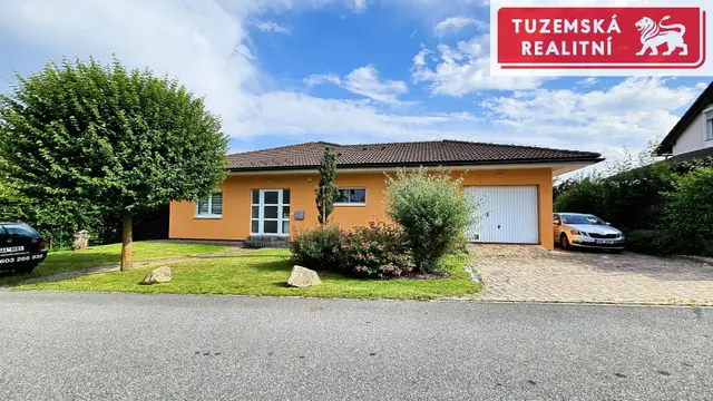 Zánovní bungalov 5+kk s garáží, se zahradou a velkou krytou terasou kousek od Prahy, Radlík Jílové — fotografie 3