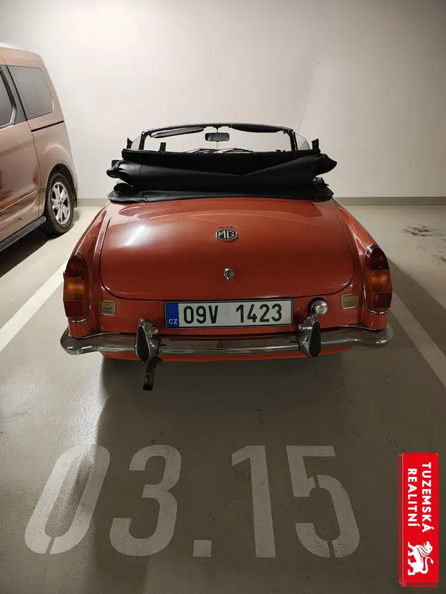 Garážové stání v podzemním parkovišti v centru Olomouce. — fotografie 2