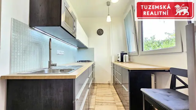 Pronájem zrekonstruovaného bytu 2+1 s lodžií, vybavením, výtahem v Brně na Lesné. — fotografie 5