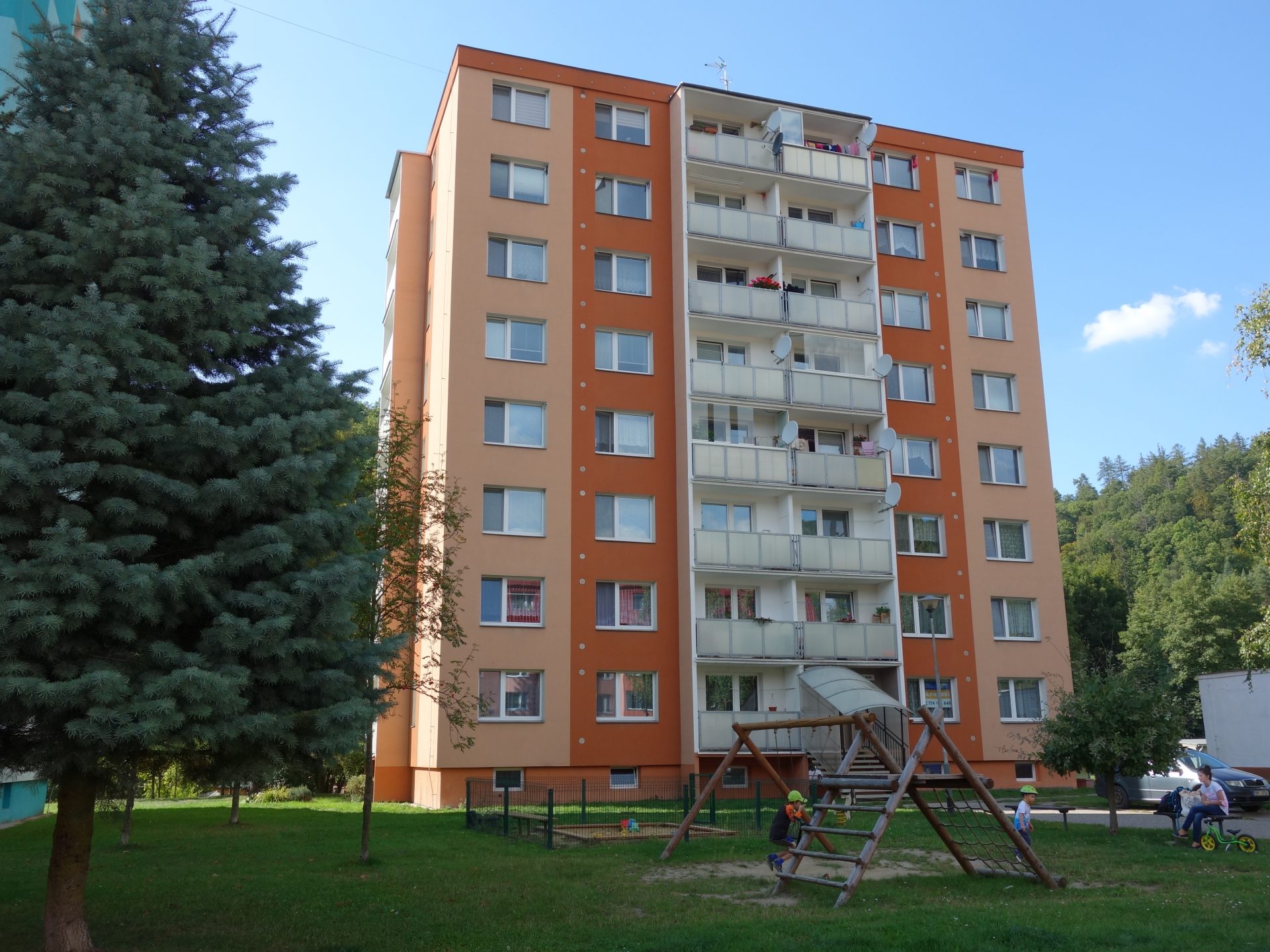 Zrekonstruovaný byt 3+s lodžií a výtahem, v blízkosti jsou služby i příroda. Hlubočky.