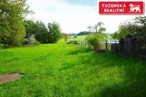 Pozemek na zahradu s ovocnými stromy, s chatkou na nářadí a možností zahradní chatky 20m2.