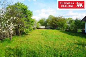 Pozemek na zahradu s ovocnými stromy, s chatkou na nářadí a možností zahradní chatky 20m2.