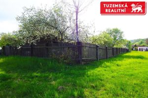 Pozemek na zahradu s ovocnými stromy, s chatkou na nářadí a možností zahradní chatky 20m2.