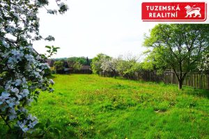 Pozemek na zahradu s ovocnými stromy, s chatkou na nářadí a možností zahradní chatky 20m2.