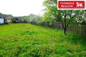 Pozemek na zahradu s ovocnými stromy, s chatkou na nářadí a možností zahradní chatky 20m2.